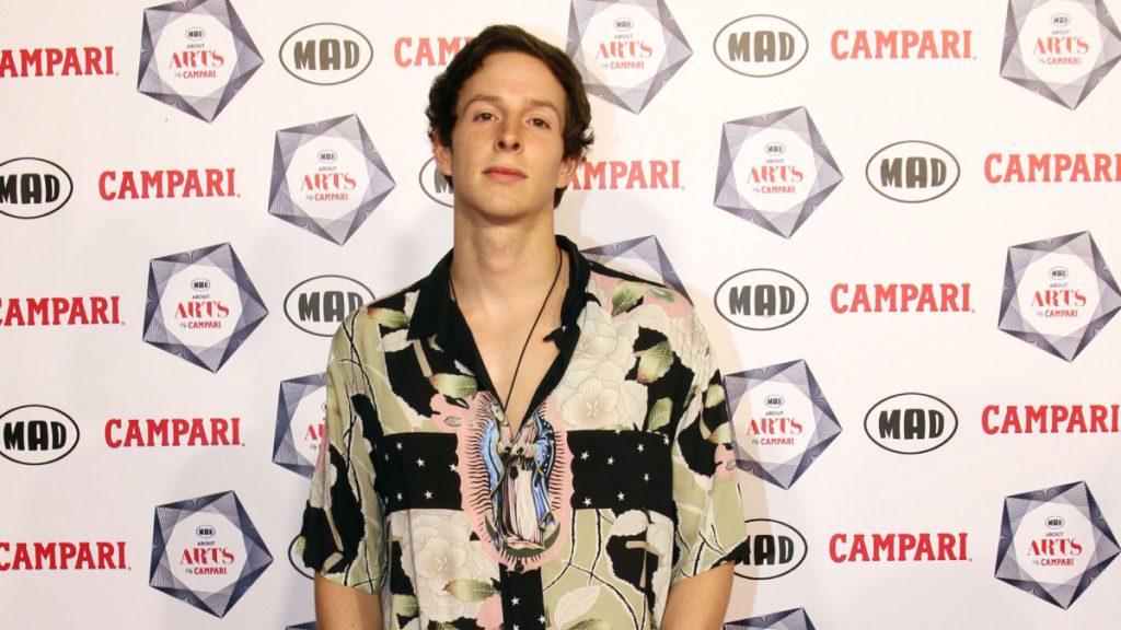 D3lta: Ο υποψήφιος για τη Eurovision 2026 εμφανίστηκε γυμνός στην βροχή – Δείτε το viral βίντεο (vid)