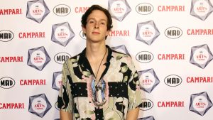 D3lta: Ο υποψήφιος για τη Eurovision 2026 εμφανίστηκε γυμνός στην βροχή – Δείτε το viral βίντεο (vid)