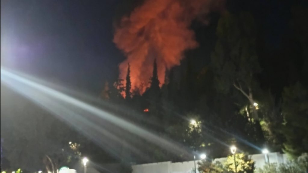 Φωτιά σε υπαίθριο χώρο στη Δάφνη κοντά στο σταθμό του Μετρό (Φωτογραφίες)