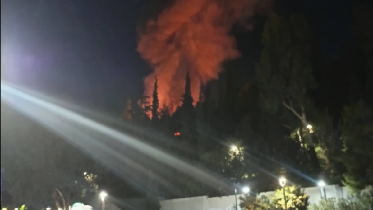 Φωτιά σε υπαίθριο χώρο στη Δάφνη κοντά στο σταθμό του Μετρό (Φωτογραφίες)