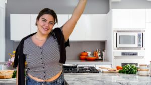 Δανάη Μπάρκα: Τι έκανε με το ζυμάρι που περίσσεψε – Η πανεύκολη συνταγή με μέλι και μυζήθρα που ξετρέλανε το TikTok