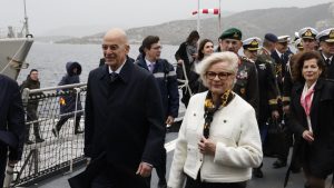 Δένδιας: Υποδέχθηκε τη Γαλλίδα ομόλογο του στη φρεγάτα “Κίμων” (εικόνες)
