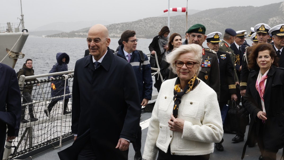 Δένδιας: Υποδέχθηκε τη Γαλλίδα ομόλογο του στη φρεγάτα “Κίμων” (εικόνες)