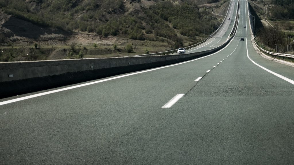 Βέροια: 89χρονος οδήγησε ανάποδα για 10 χλμ στην Εγνατία και προκάλεσε τροχαίο – Τραυματίστηκε 50χρονη