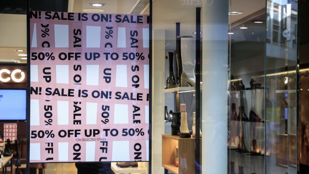 Πότε ξεκινούν οι χειμερινές εκπτώσεις – Τι πρέπει να προσέχουν οι καταναλωτές