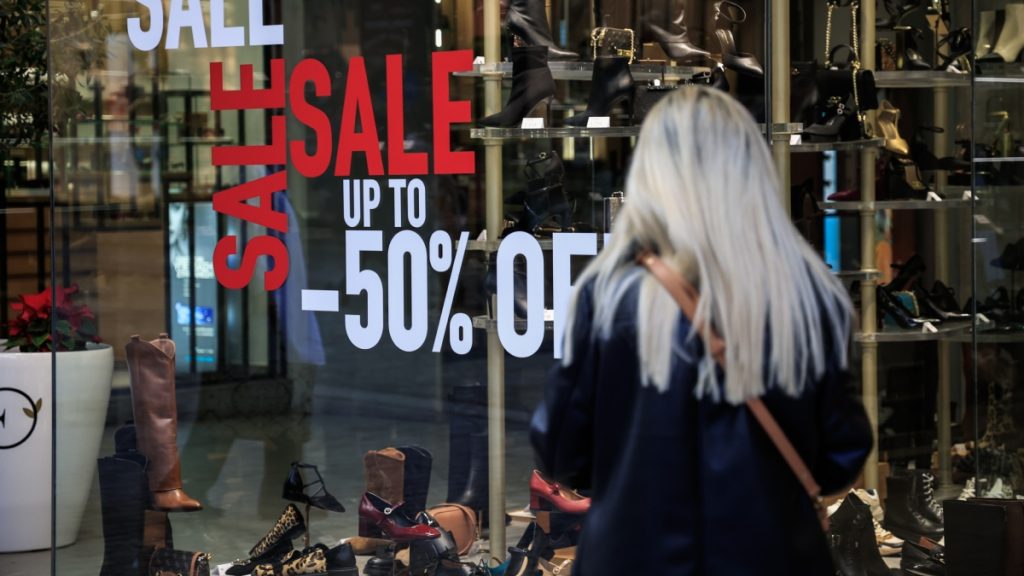 Χειμερινές εκπτώσεις: Πότε ξεκινούν – Ποιες Κυριακές είναι ανοιχτά τα καταστήματα