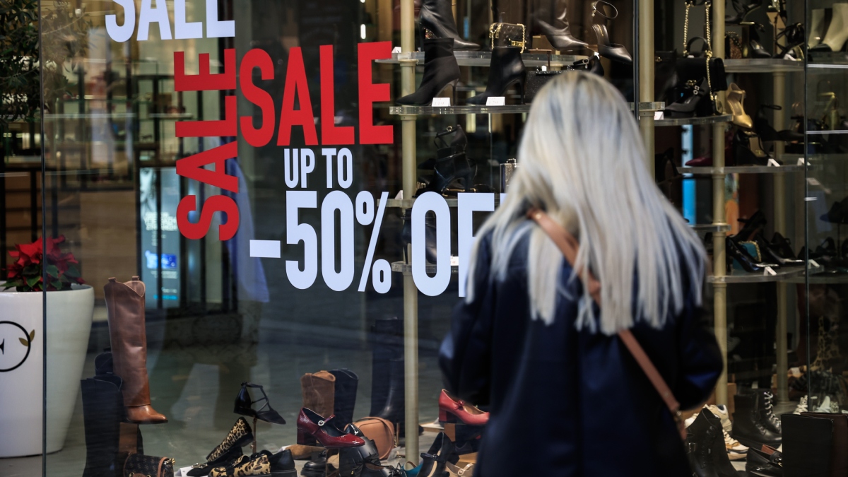 Χειμερινές εκπτώσεις: Πότε ξεκινούν – Ποιες Κυριακές είναι ανοιχτά τα καταστήματα