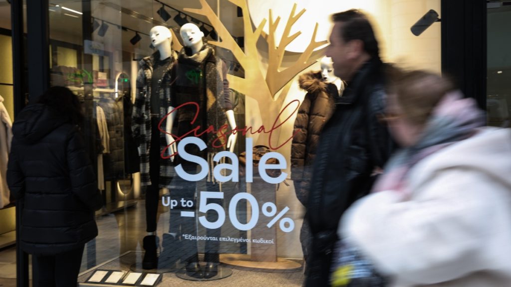 Χειμερινές εκπτώσεις: Ανοιχτά τα καταστήματα την Κυριακή – Οι “παγίδες” που πρέπει να προσέξουν οι καταναλωτές