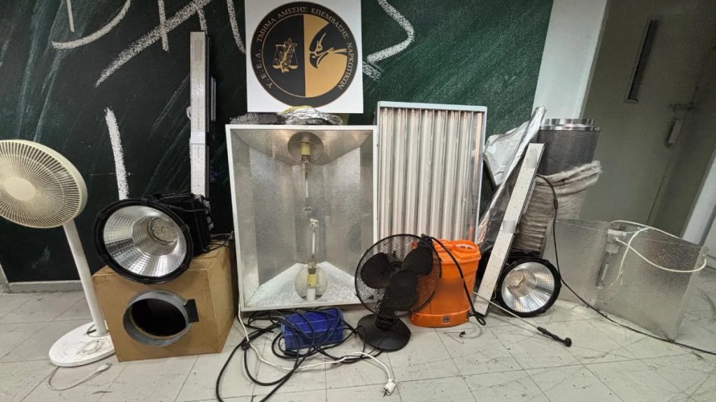 Κιάτο: Βρέθηκε εργαστήριο καλλιέργειας κάνναβης σε σπίτι – Κατασχέθηκαν τόνοι ναρκωτικών και πάνω από 38.000 ευρώ (βίντεο)