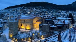 Σε λευκό κλοιό η χώρα – Χιόνια σε Θεσσαλία, Στερεά Ελλάδα, Πελοπόννησο, Ήπειρο (βίντεο+φωτογραφίες)