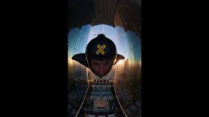 Ηνωμένα Αραβικά Εμιράτα: Skydiver πέρασε μέσα από την «τρύπα της βελόνας» στο ψηλότερο ξενοδοχείο στον κόσμο (βίντεο)