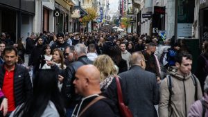 Ποια καταστήματα είναι κλειστά σήμερα και ποια λειτουργούν κανονικά – Τι ισχύει για τις τράπεζες