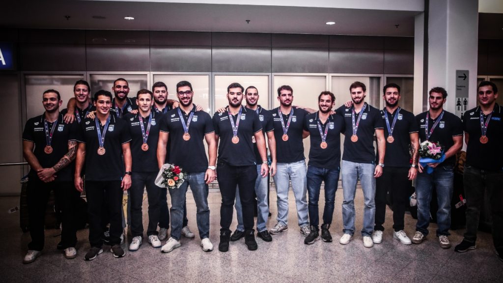 Εθνική πόλο ανδρών: Επέστρεψε στην Ελλάδα με το ιστορικό χάλκινο μετάλλιο (Βίντεο – Φωτογραφίες)