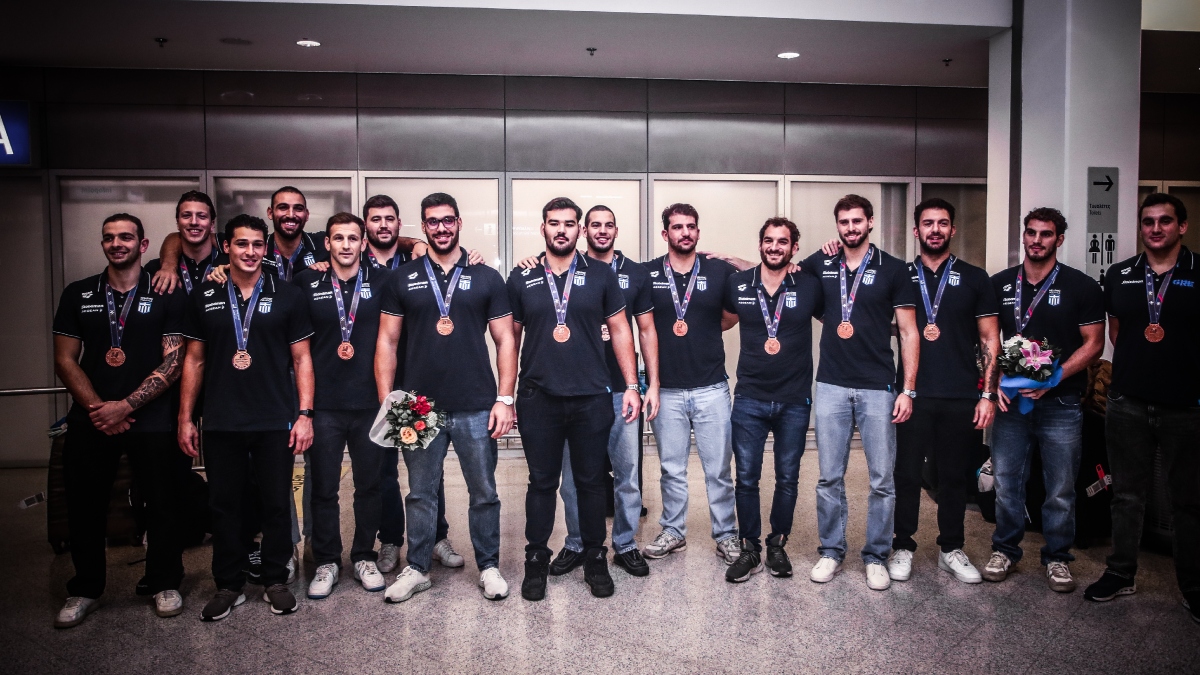 Εθνική πόλο ανδρών: Επέστρεψε στην Ελλάδα με το ιστορικό χάλκινο μετάλλιο (Βίντεο – Φωτογραφίες)