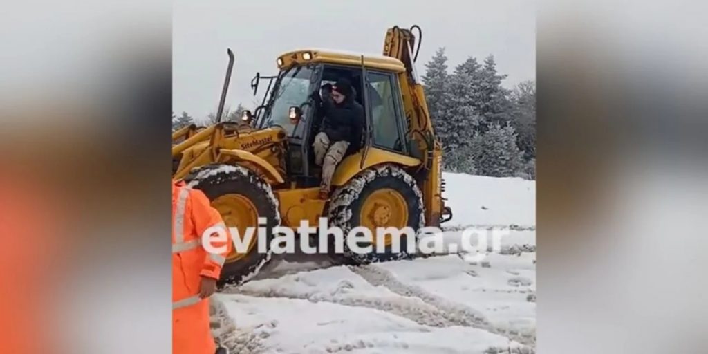 Στενή Ευβοίας: Καρέ-καρέ η διάσωση δύο ατόμων που είχαν κολλήσει στον πάγο – Είχαν εγκλωβιστεί για 9 ώρες