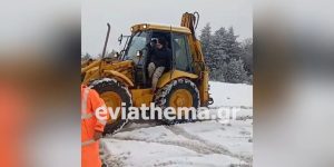 Στενή Ευβοίας: Καρέ-καρέ η διάσωση δύο ατόμων που είχαν κολλήσει στον πάγο – Είχαν εγκλωβιστεί για 9 ώρες