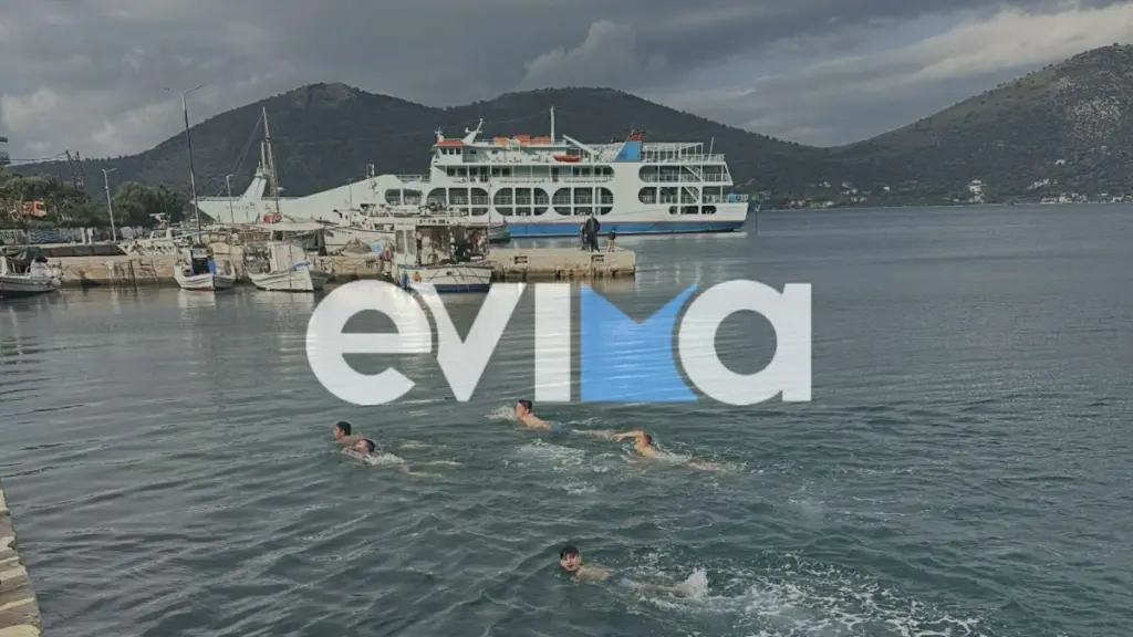 Θεοφάνεια: Ένας 15χρονος έπιασε τον Τίμιο Σταυρό στην Εύβοια (Εικόνες & Βίντεο)