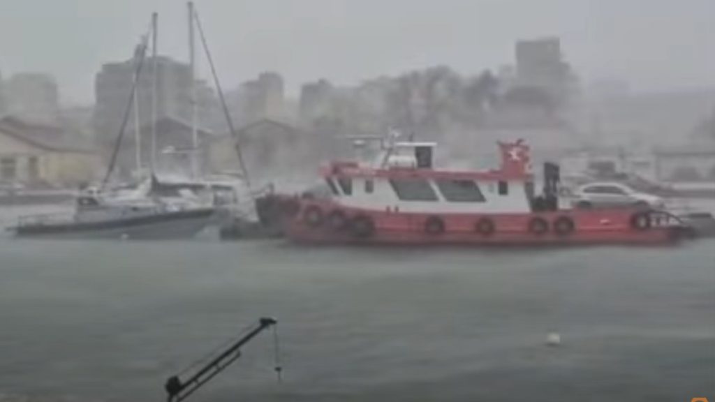 Έβρος: Πλημμύρες από τις έντονες βροχοπτώσεις – Εγκλωβίστηκαν μαθητές σε σχολείο (βίντεο)