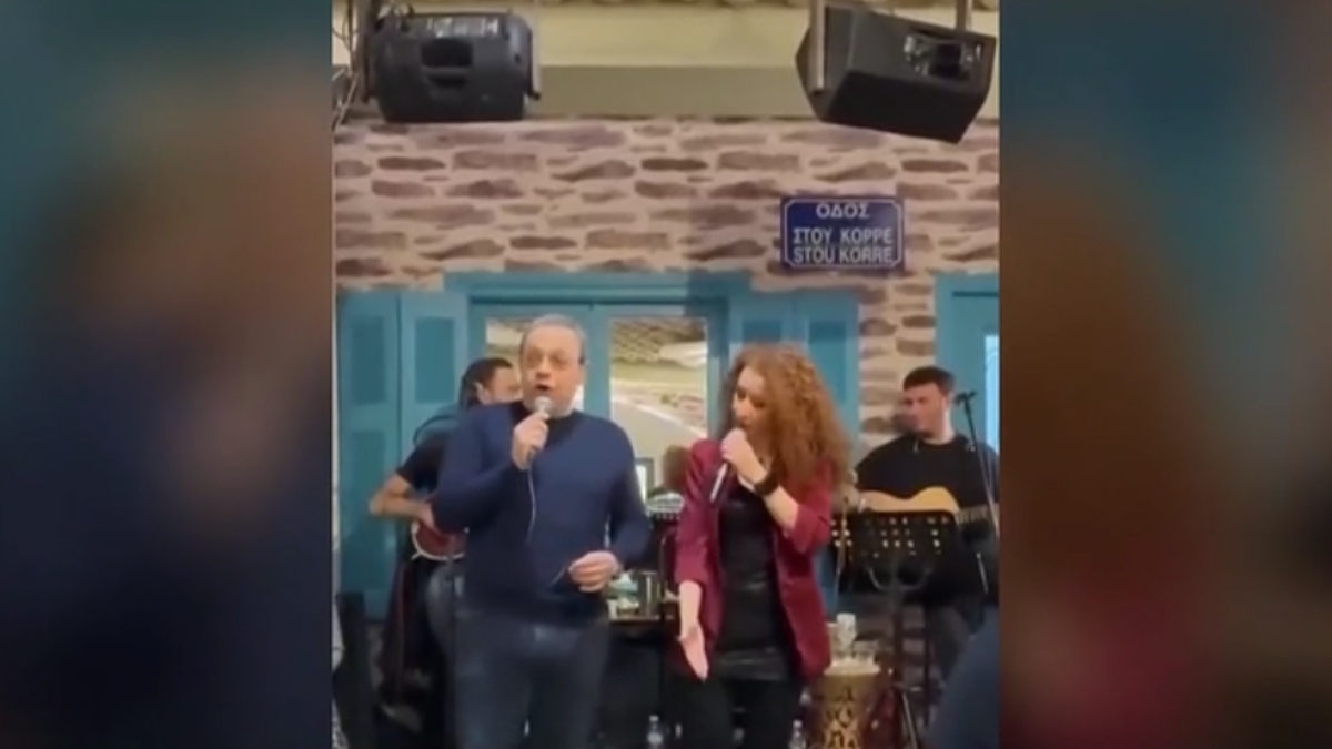 Ο Σωκράτης Φάμελλος σε ρόλο… τραγουδιστή: Πήρε το μικρόφωνο και ερμήνευσε στην κοπή της πίτας των εργαζομένων του ΣΥΡΙΖΑ (βίντεο)