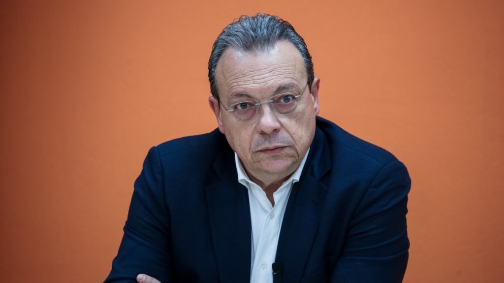 Φάμελλος: “Απαράδεκτη και σκοταδιστική η θέση Καρυστιανού για τις αμβλώσεις”