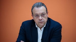 Φάμελλος: “Απαράδεκτη και σκοταδιστική η θέση Καρυστιανού για τις αμβλώσεις”
