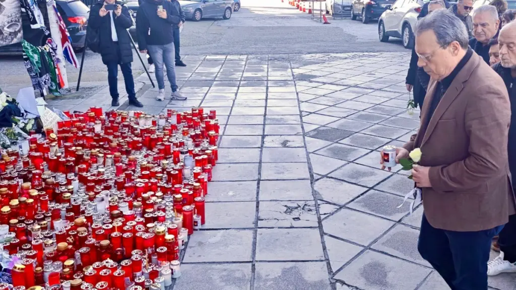 Ο Σωκράτης Φάμελλος επισκέφθηκε το γήπεδο του ΠΑΟΚ και άφησε ένα λευκό τριαντάφυλλο για τα θύματα της τραγωδίας στη Ρουμανία