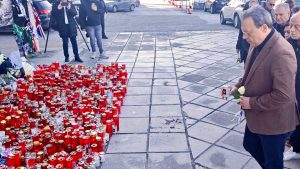 Ο Σωκράτης Φάμελλος επισκέφθηκε το γήπεδο του ΠΑΟΚ και άφησε ένα λευκό τριαντάφυλλο για τα θύματα της τραγωδίας στη Ρουμανία