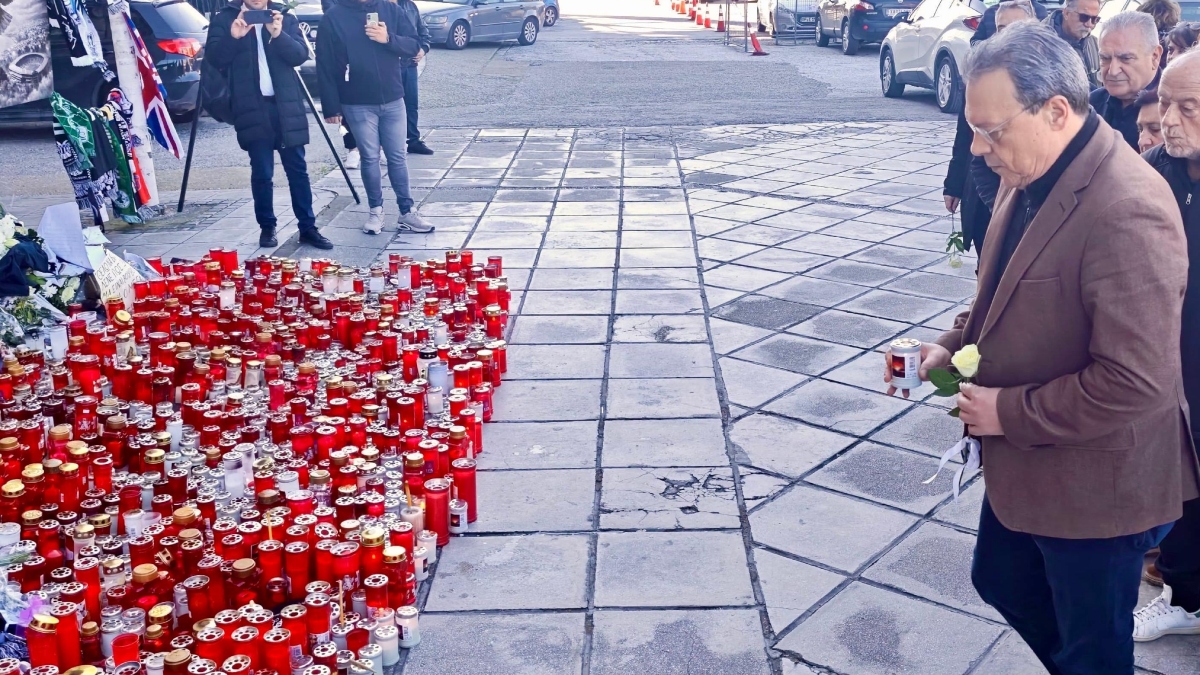 Ο Σωκράτης Φάμελλος επισκέφθηκε το γήπεδο του ΠΑΟΚ και άφησε ένα λευκό τριαντάφυλλο για τα θύματα της τραγωδίας στη Ρουμανία