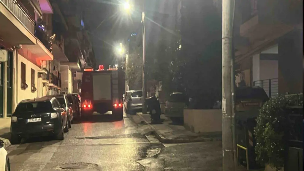 Νέος Κόσμος: Φωτιά σε διαμέρισμα – Λιποθύμησε από τις αναθυμιάσεις η ιδιοκτήτρια (Εικόνα & Βίντεο)