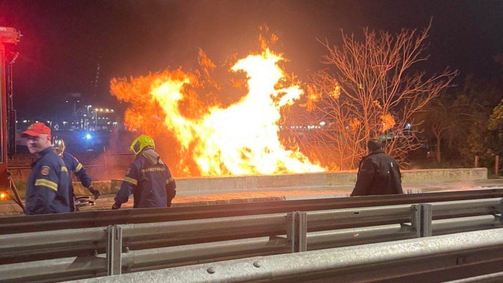 Πέραμα: Ολονύχτιος εφιάλτης από τη φωτιά στα Καζάνια, τέθηκε υπό έλεγχο – «Παραλίγο να τιναχτεί όλη η περιοχή στον αέρα» (Εικόνες & Βίντεο)