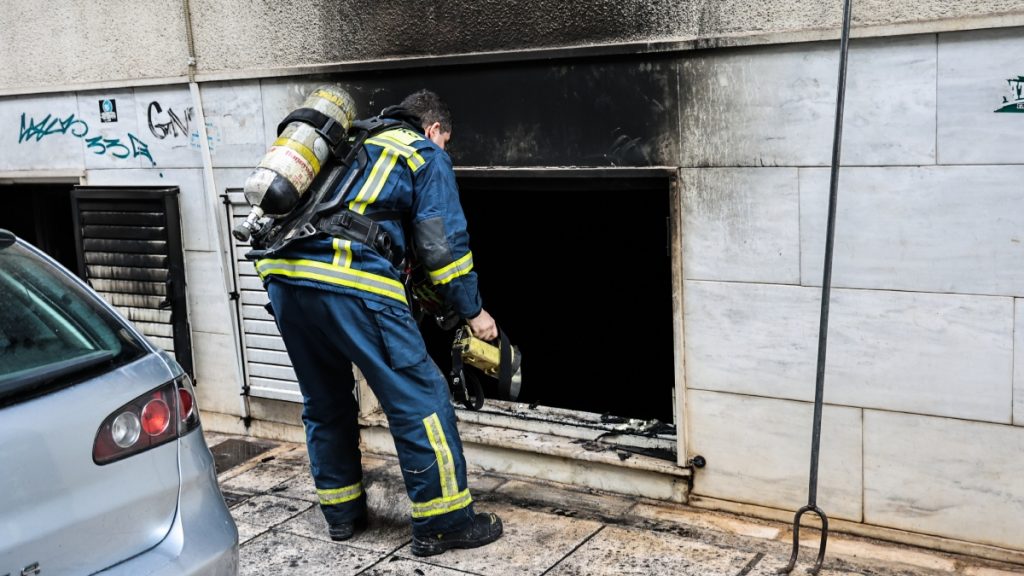 Υπό μερικό έλεγχο τέθηκε η φωτιά σε υπόγειο διαμέρισμα στο κέντρο της Αθήνας