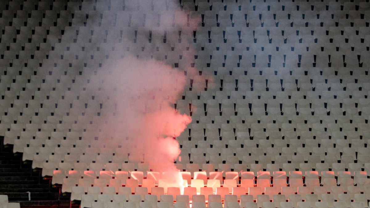 Συνελήφθησαν δύο φίλαθλοι για χρήση φωτοβολίδων σε αγώνα ποδοσφαίρου στο ΟΑΚΑ