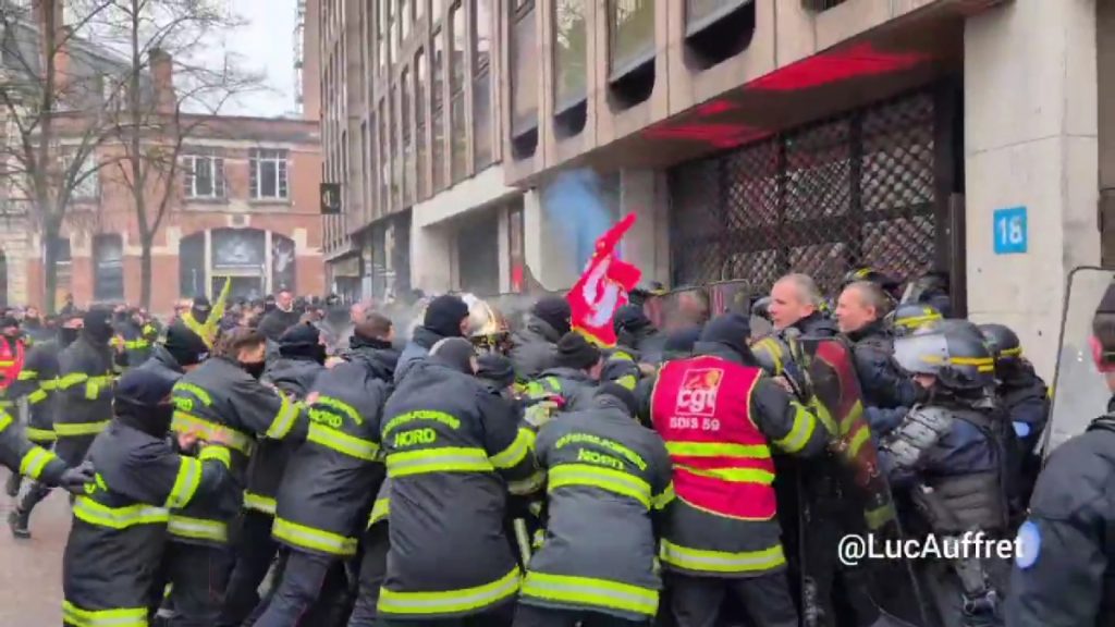 Γαλλία: Στους δρόμους της Λιλ οι πυροσβέστες – Ένταση και επεισόδια (Βίντεο)