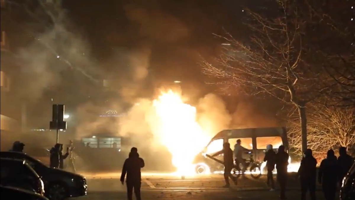  Πάνω από 1.000 πυρπολήσεις οχημάτων στη Γαλλία την Πρωτοχρονιά – Συνελήφθησαν περισσότερα από 500 άτομα (βίντεο)