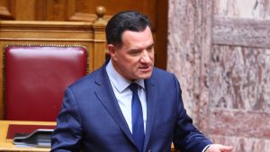 Η ανάρτηση Γεωργιάδη για βίντεο Αμερικανού τουρίστα που συγκρίνει το ΕΣΥ με τις ΗΠΑ