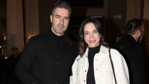Γιάννης Τσιμιτσέλης – Κατερίνα Γερονικολού: Σπάνια βραδινή εμφάνιση για το ζευγάρι σε θεατρική πρεμιέρα (pic)