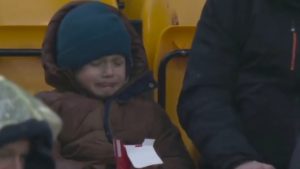 To viral στιγμιότυπο με πιτσιρικά στις κερκίδες ποδοσφαιρικού αγώνα – Του πήραν την κοτομπουκιά από το… στόμα