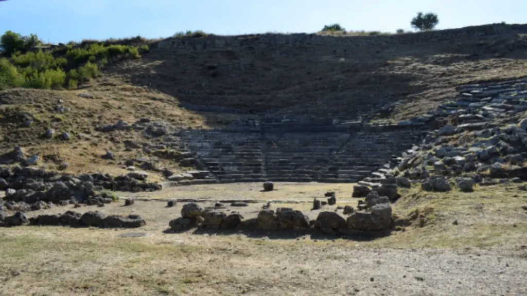 Σε εξέλιξη η αναστήλωση του σκηνικού οικοδομήματος του αρχαίου θεάτρου Γιτάνων στη Θεσπρωτία