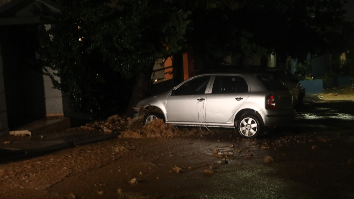 Τραγωδία στη Γλυφάδα – Νεκρή γυναίκα που παρασύρθηκε από ορμητικά νερά και καταπλακώθηκε από αυτοκίνητο