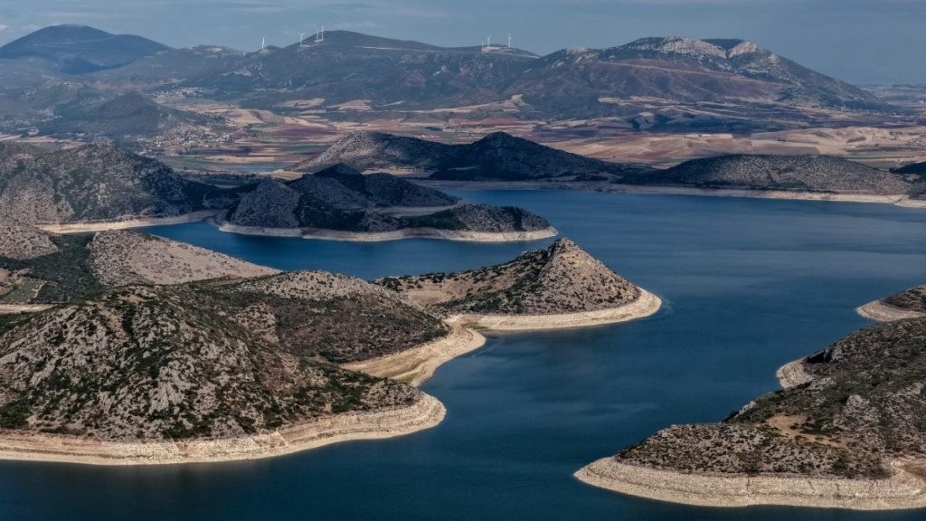 Υλίκη: Γεμίζει με νερό η λίμνη μετά τις βροχές και τα χιόνια στην Στερεά Ελλάδα – Δείτε το εντυπωσιακό βίντεο