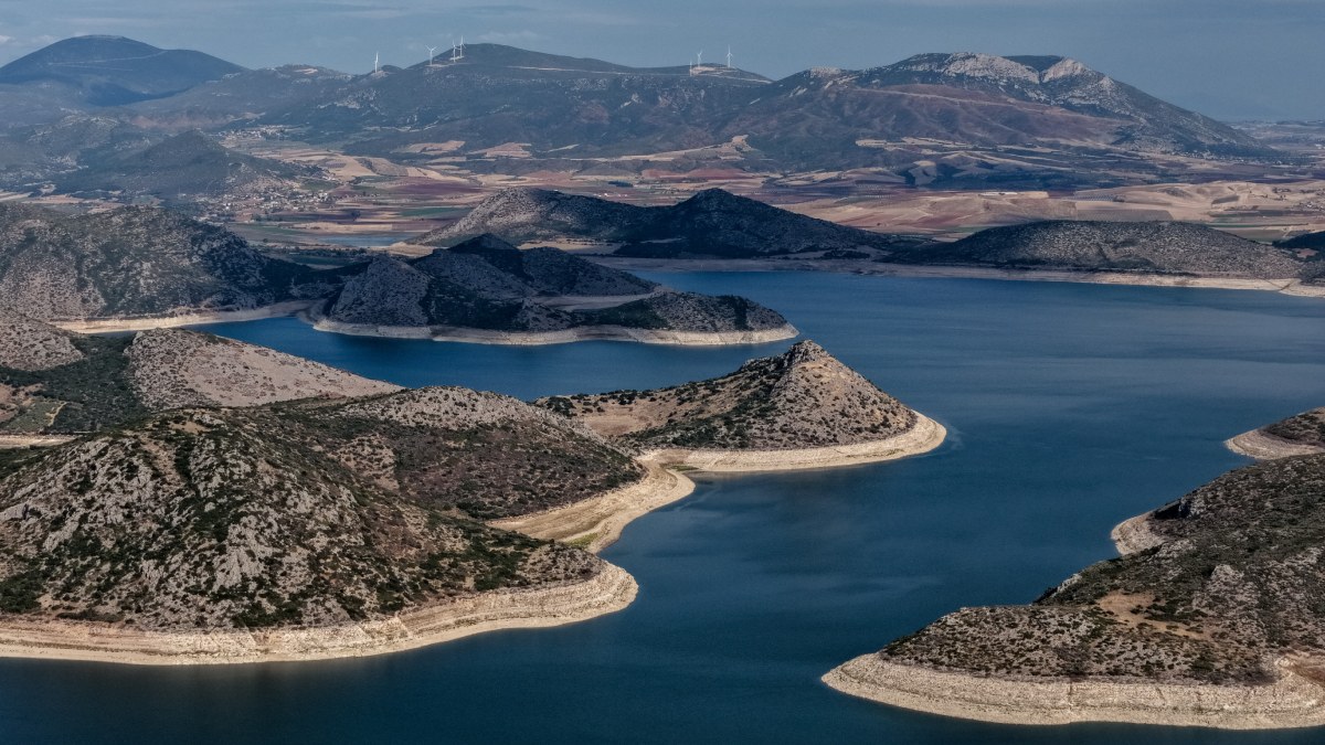 Υλίκη: Γεμίζει με νερό η λίμνη μετά τις βροχές και τα χιόνια στην Στερεά Ελλάδα – Δείτε το εντυπωσιακό βίντεο