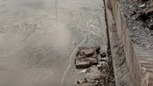 Καταγγελία για “φράγμα” από μπάζα στον Ιλισσό – Φόβοι για πλημμύρες (βίντεο)