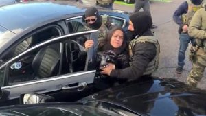 ΗΠΑ: Πράκτορες της ICE στη Μινεσότα σέρνουν γυναίκα έξω από το αυτοκίνητό της και την ρίχνουν στο έδαφος (βίντεο)