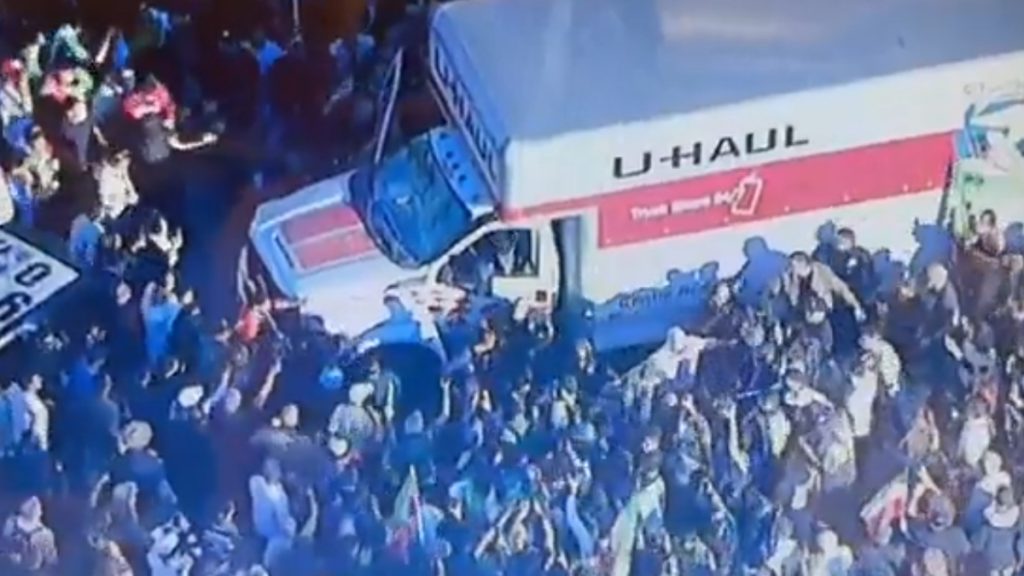 Φορτηγό έπεσε πάνω σε πλήθος στο Λος Άντζελες που διαδήλωνε υπέρ του Ιράν – Συνελήφθη ο οδηγός (βίντεο)
