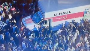 Φορτηγό έπεσε πάνω σε πλήθος στο Λος Άντζελες που διαδήλωνε υπέρ του Ιράν – Συνελήφθη ο οδηγός (βίντεο)