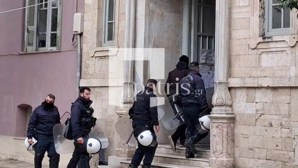 Ηράκλειο: Στα δικαστήρια ο 54χρονος που κατηγορείται ότι βίαζε τις δύο κόρες του – Τι αναφέρει η δικογραφία (βίντεο)