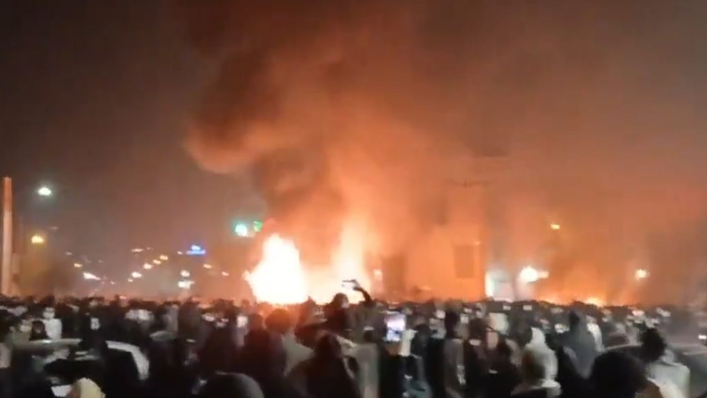 Το Ιράν φλέγεται από τους διαδηλωτές: Έκαψαν κυβερνητικά κτίρια και κόπηκαν η πρόσβαση στο Ίντερνετ και οι τηλεπικοινωνίες (Βίντεο)