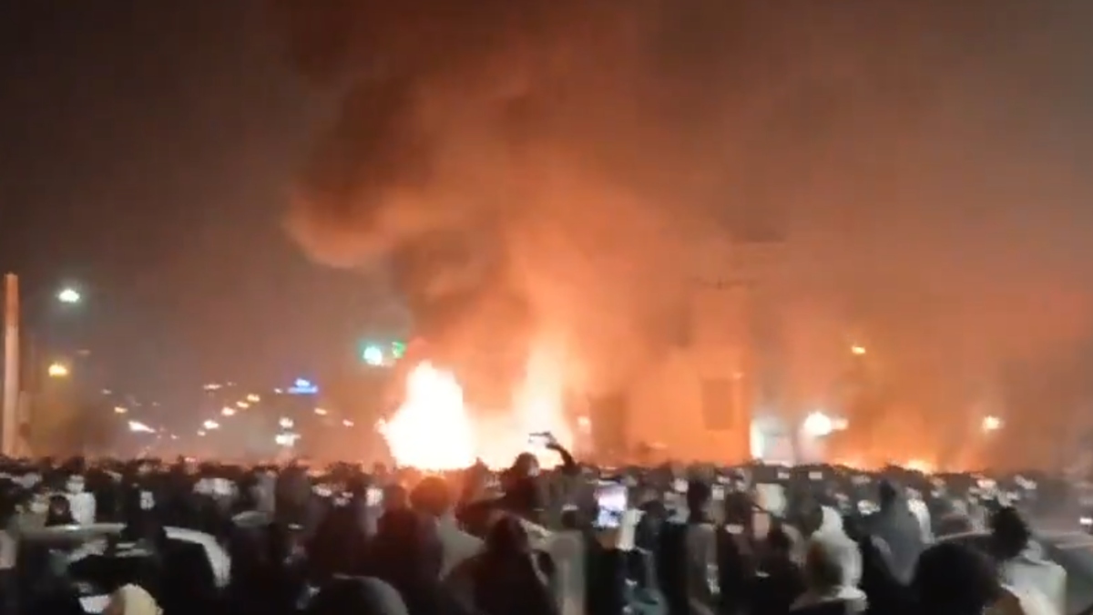 Το Ιράν φλέγεται από τους διαδηλωτές: Έκαψαν κυβερνητικά κτίρια και κόπηκαν η πρόσβαση στο Ίντερνετ και οι τηλεπικοινωνίες (Βίντεο)