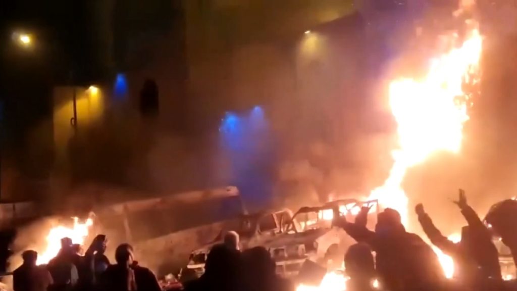 Ιράν: Γιατρός κάνει λόγο για πάνω από 200 νεκρούς στις αντικυβερνητικές διαδηλώσεις – “Έριξαν με πολυβόλο στο πλήθος” (βίντεο)