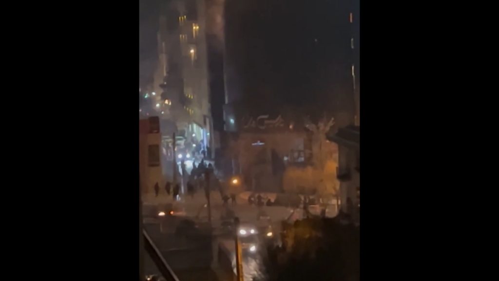 Βίντεο με πυροβολισμούς κατά διαδηλωτών στο Ιράν: Εντείνεται η κόντρα Ουάσινγκτον – Τεχεράνης